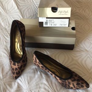Ladies Soft Style leopard fabric pumps size 7.5.